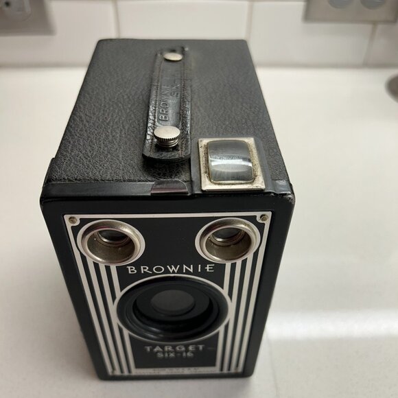 EASTMAN KOKAK BROWNIE TARGET Six-16 Camera - Picture 1 of 9